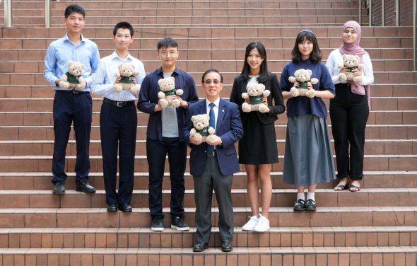 (From left) Gary CHEUNG Chuen Pui, Timothy SUNG Tsz Kin, Jerry WONG, Professor Bennett Yim, Chloe PAK Hoi Man, Allie TO Shu Yuet, Anzal TAYYIBAH